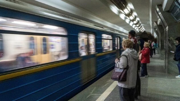 У Києві чоловік впав на колію на станції метро Позняки