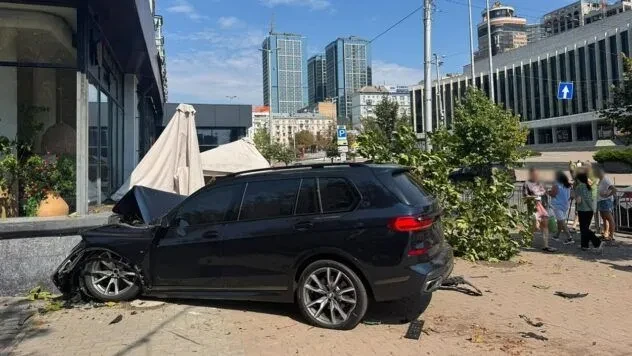 ДТП біля Палацу Україна в Києві: BMW влетів у літню терасу ресторану і перекинувся