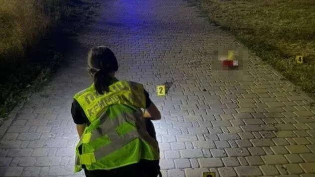 Вибухи у Києві: чоловік взірвав боєприпас, є постраждалі